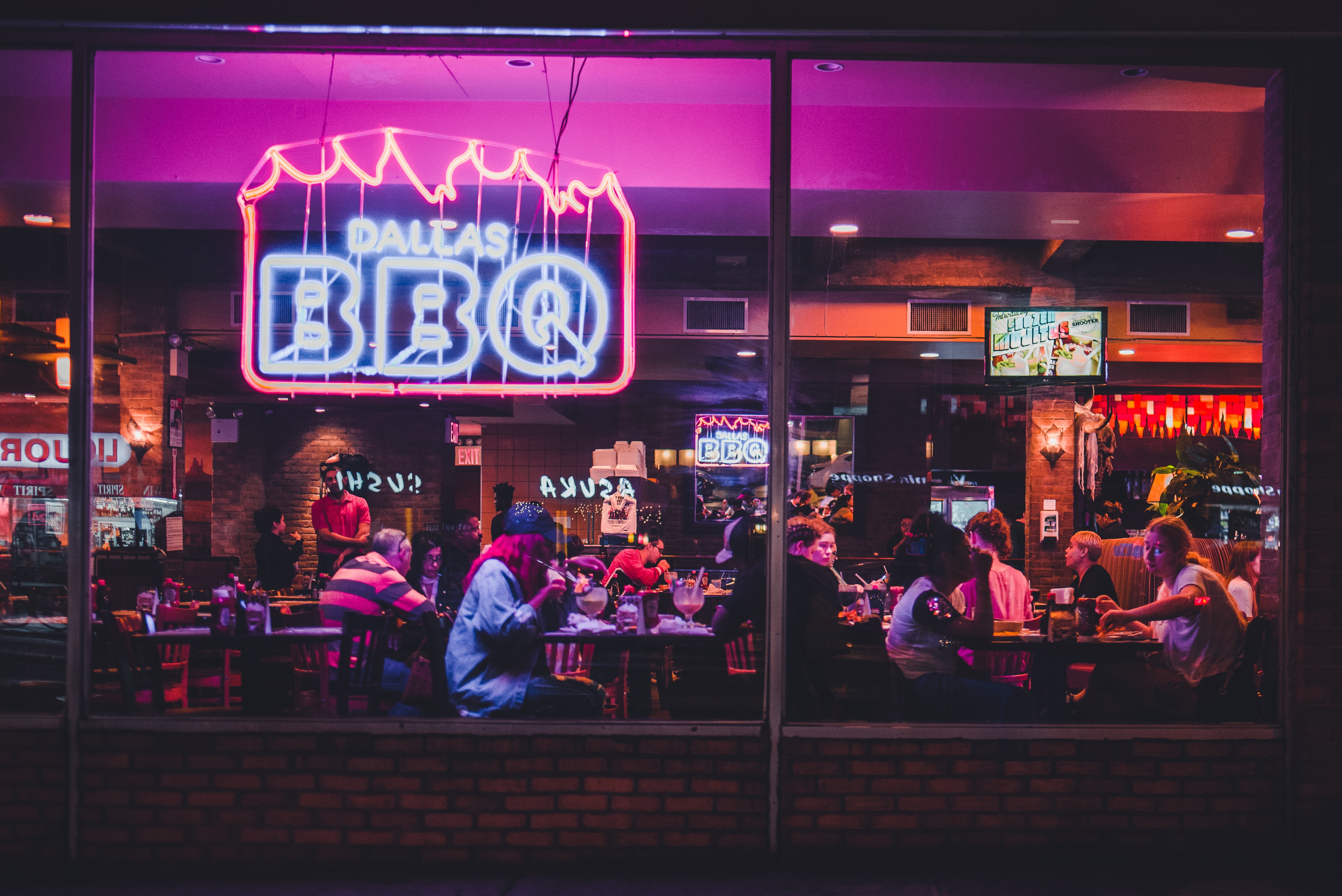 An image of a crowded restaurant.